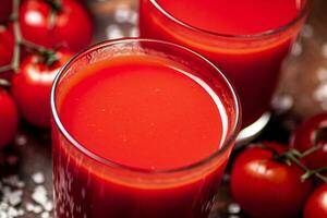 tomat juice i en glas med bitar av salt. foto