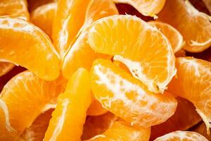skalad bitar av mogen mandariner. makro bakgrund. foto