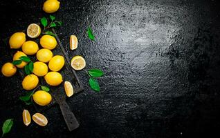bitar och hela citroner på en skärande styrelse. foto