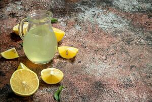 citron- juice i picher. foto