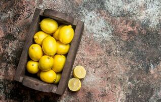 färsk citroner i de låda. foto