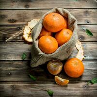 färsk mandariner i de säck. foto