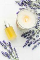 lavendel- spa. lavendel- naturlig grundläggande olja, aromatisk ljus och färsk lavendel- foto