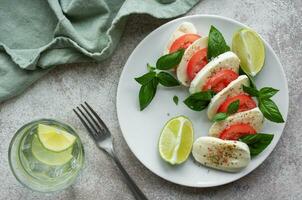 caprese sallad med tomater, mozzarella och basilika. foto