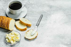 frukost. bröd med Smör och varm kaffe. foto