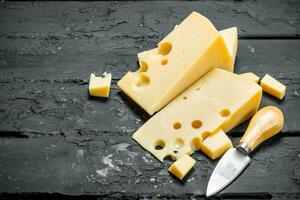 färsk ost med kniv. foto