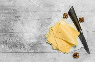 tunn skivor av ost med valnötter. foto