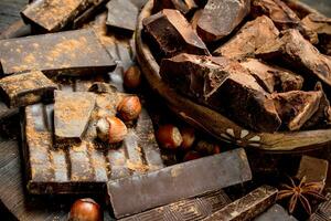 sortiment av annorlunda choklad med nötter och kanel. foto