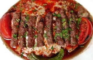 turkisk traditionell mat manisa kebabkött foto