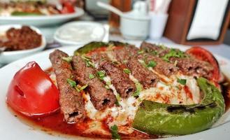 turkisk traditionell mat manisa kebabkött foto