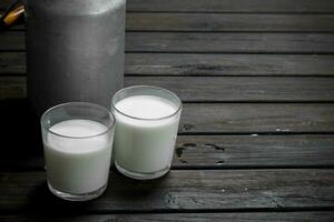 färsk mjölk i en glas med en burk. foto