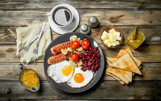 traditionell engelsk frukost. snacks med färsk kaffe. foto