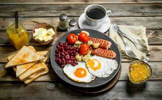 traditionell engelsk frukost. snacks med färsk kaffe. foto