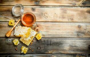 naturlig honung i honungskakor. foto