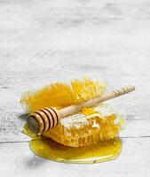 naturlig honung i bikakor med trä- skedar. foto