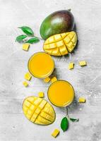 mango juice i glas. foto