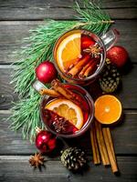 jul varm funderade vin med kryddor och aromatisk örter. foto