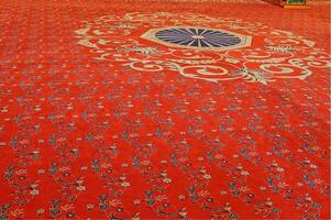 original- bakgrund från en röd matta i en moské närbild foto