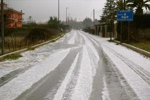 väg med hagel som ser ut som snö. foto