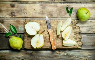 bitar av päron på de skärande styrelse med en kniv. foto