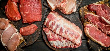 rå kött. annorlunda typer av fläsk och nötkött kött. foto
