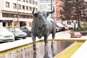 Burgos, Spanien, 2021 - Fighting Bull -skulptur foto
