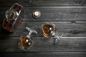 cognac i en glas flaska och glasögon. foto