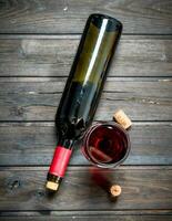 vin bakgrund. röd vin i en flaska med en glas. foto