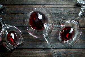 vin bakgrund. glasögon av röd vin. foto