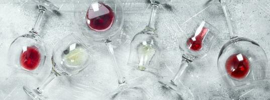 vin bakgrund. glasögon av röd och vit vin. foto
