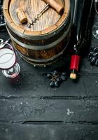 vin bakgrund. röd vin med vindruvor och ett gammal tunna. foto
