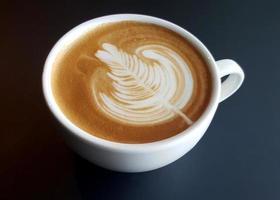 ovanifrån av en mugg latte art kaffe.