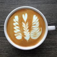 ovanifrån av en mugg latte art kaffe. foto