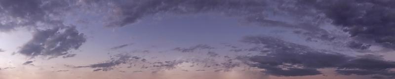 dramatisk panoramahimmel med moln i skymningstiden. foto