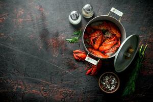 röd kokta kräfta i en panorera med kryddor och dill. foto