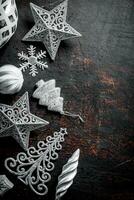 uppsättning av silver- jul dekorationer. foto