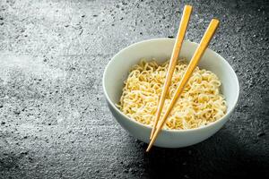 omedelbar spaghetti i skål med ätpinnar. foto