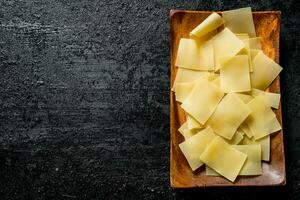 rå pasta på en tallrik. foto