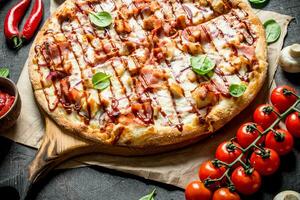 utegrill pizza med chili paprika, tomater och spenat. foto