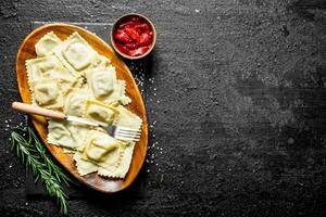 ravioli med nötkött och sås. foto