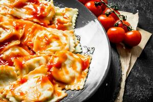 ravioli med tomater och sås. foto