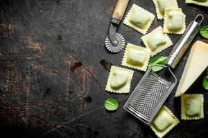 rå ravioli med parmesan ost och örter. foto