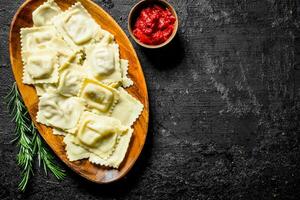 ravioli med tomat klistra och rosmarin. foto