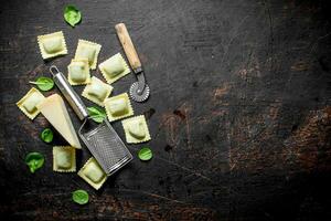 ravioli rå med parmesan och spenat. foto