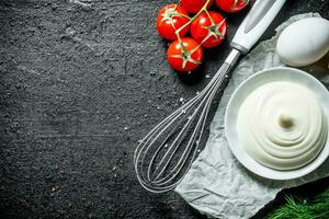 majonnäs med vitlök, örter och körsbär tomater. foto