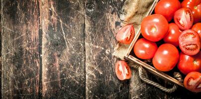 färsk tomater på en bricka. foto
