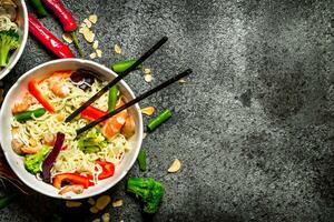 asiatisk mat. kinesisk spaghetti med grönsaker och räka. foto