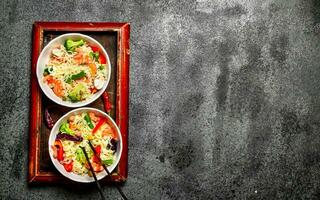 asiatisk mat. kinesisk spaghetti med grönsaker. foto