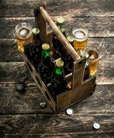 flaskor med öl i ett gammal låda. foto