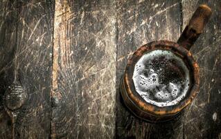 färsk öl i en trä- mugg. foto